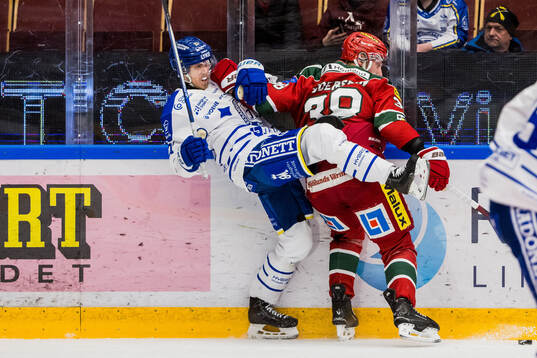 Leksands Marek Hrivik och Modos Måns Carlsson jublar