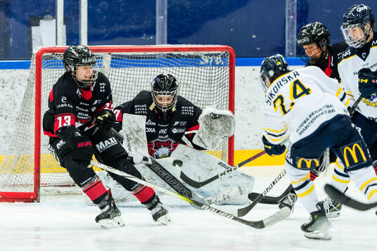 Malmö Redhawks målvakt Aya Juhl Petersen och