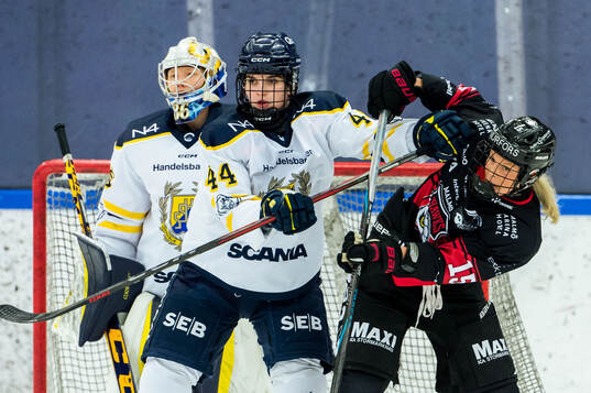 Södertäljes Indira Bosch och Malmö Redhawks Saga Nederman