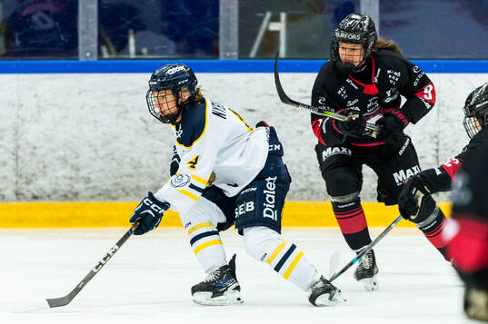 Södertäljes Maja Nyberg och Malmö Redhawks Tyra Jönsson