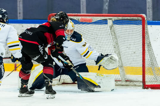 Malmö Redhawks Ester De Jong och Södertäljes Nicole