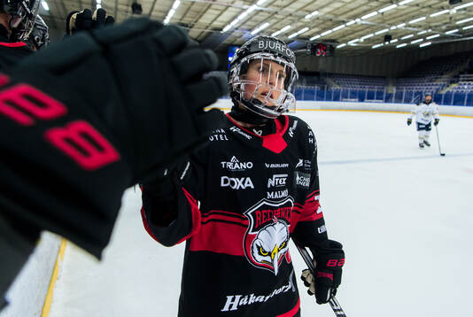 Malmö Redhawks Josephine Asperup jublar