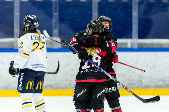 Malmö Redhawks Josephine Asperup och Silke Glud jublar