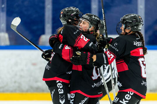 Malmö Redhawks Josephine Asperup jublar
