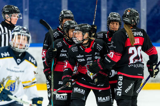 Malmö Redhawks Josephine Asperup jublar