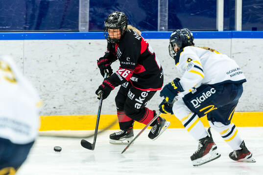 Malmö Redhawks Annie Svärd och Södertäljes Ida Lindberg