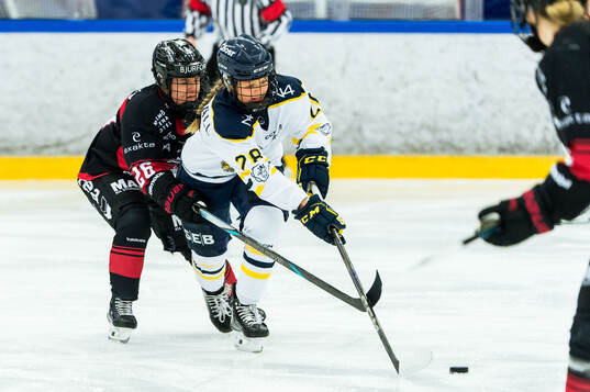 Malmö Redhawks Annie Svärd och Södertäljes Ebba