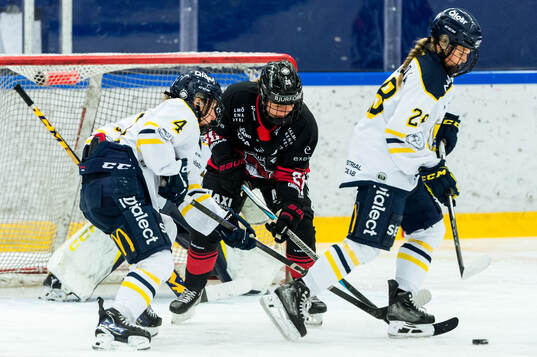 Södertäljes Maja Nyberg och Malmö Redhawks Annie Svärd