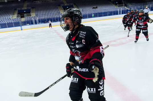 Malmö Redhawks Amy Varano jublar