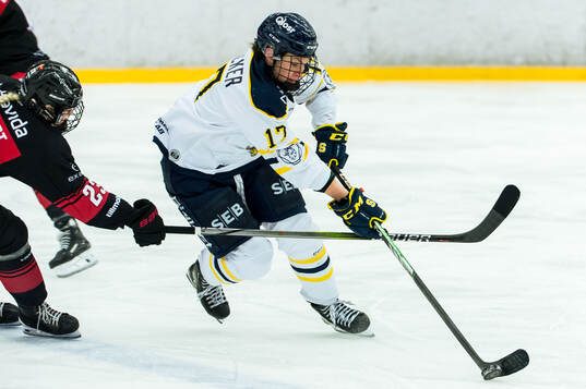 Malmö Redhawks Ellen Willquist och Södertäljes Franziska