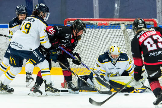 Malmö Redhawks Silke Glud och Södertäljes Nicole Jackson