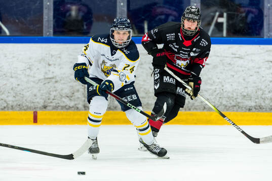Södertäljes Wiktoria Sikorska och Malmö Redhawks Nele