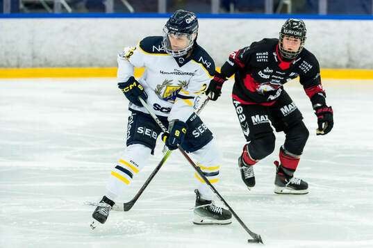 Södertäljes Wiktoria Sikorska och Malmö Redhawks Nele