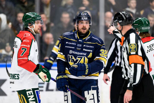 Frölundas Henrik Tömmernes och HV71s Oscar Engsund