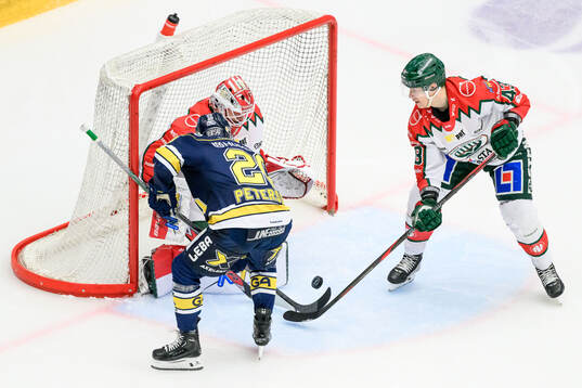 HV71s Andre Petersson och Frölundas målvakt Lars
