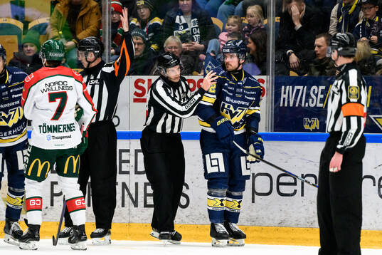 HV71s Oscar Engsund deppar
