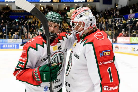 Frölundas Ivar Stenberg och målvakt Lars Johansson jublar