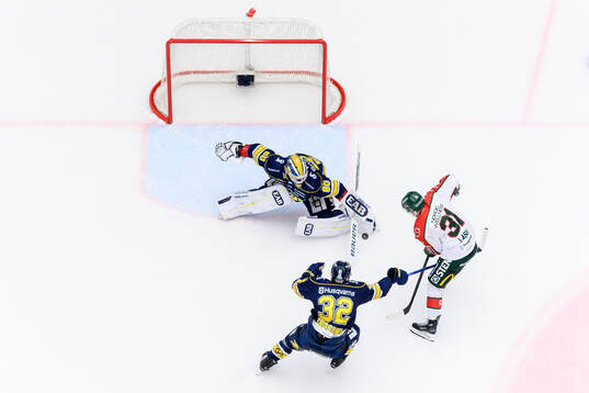 HV71s målvakt Frederik Dichow och Oscar Engsund mot