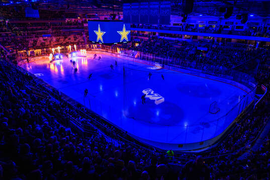 Spelarna åker in på isen