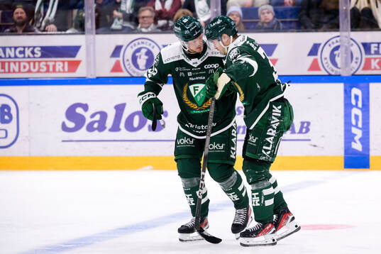 Färjestads Magnus Nygren hjälper Michael Lindqvist av isen