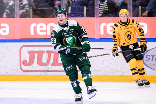 Färjestads Oskar Steen skriker på domaren och blir utvisad