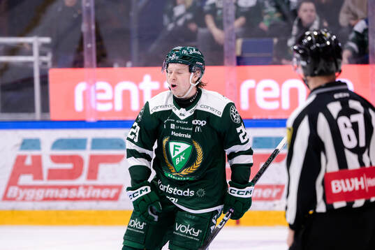 Färjestads Oskar Steen och linjedomare Christian Billing
