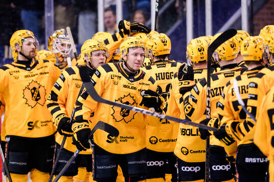 Skellefteås Pär Lindholm jublar med lagkamrater