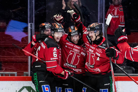 Örebros Ludvig Larsson jublar med lagkamrater