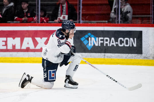 Linköpings Jonathan Myrenberg har ont