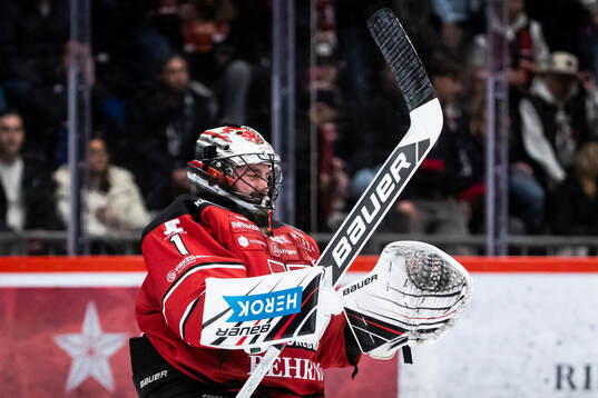 Örebros målvakt Jhonas Enroth jublar vid slutsignalen