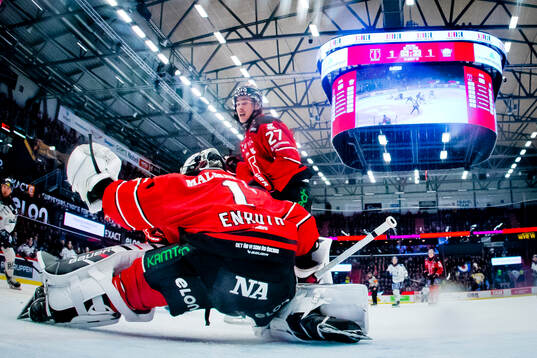 Örebros målvakt Jhonas Enroth räddar ett skott