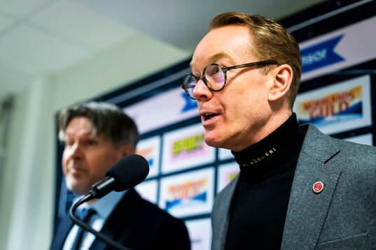 Örebros tränare Niklas Eriksson ler på presskonferensen