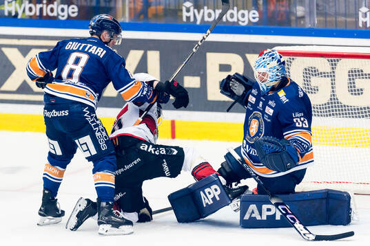 Malmö Redhawks Joona Ikonen mot Växjös Zachary Giuttari