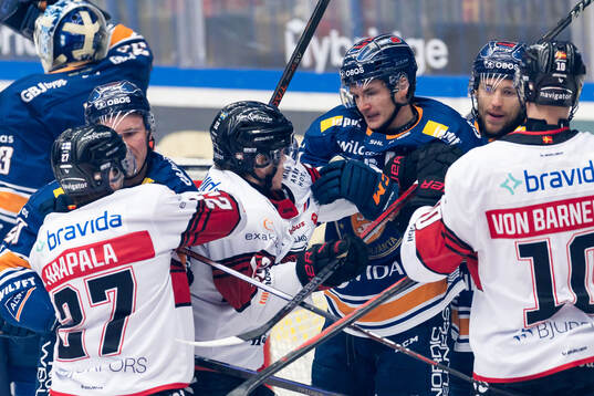 Malmö Redhawks Linus Öberg och Växjös Keegan Lowe