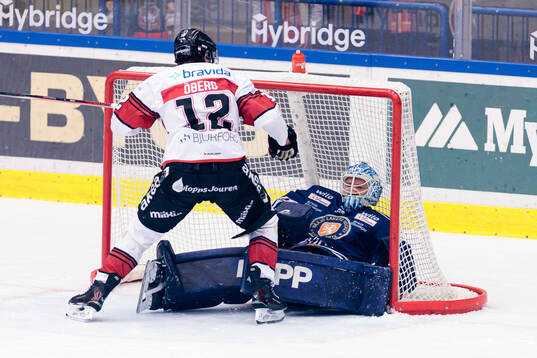 Malmö Redhawks Linus Öberg och Växjös målvakt Emil