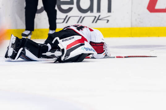 Malmö Redhawks målvakt Marek Langhamer har ont