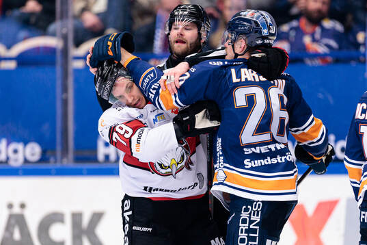 Malmö Redhawks Jakub Galvas och Växjös Emil Larsson