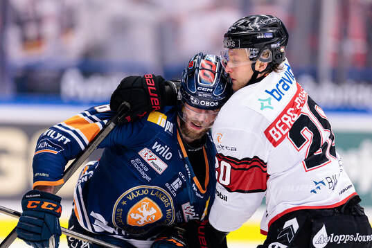 Växjös Petter Granberg och Malmö Redhawks Thomas Berg