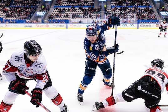 Växjös Marcus Sylvegård mellan Malmö Redhawks Henrik