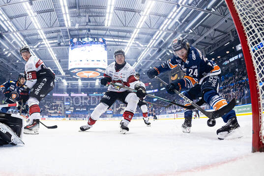 Växjös Karl Henriksson gör mål 2-1. Med på bild Malmö