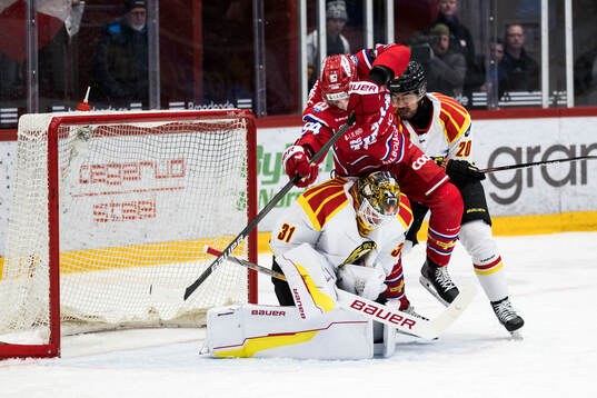 Timrås Sebastian Hartmann mot Brynäs målvakt Erik