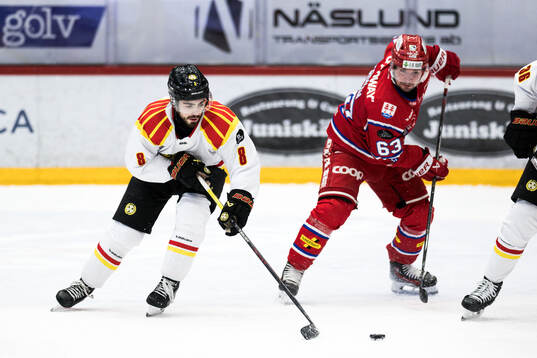 Brynäs Bobby Trivigno och Timrås Elmeri Eronen