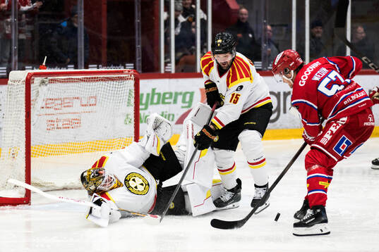 Brynäs målvakt Erik Källgren och Simon Bertilsson mot