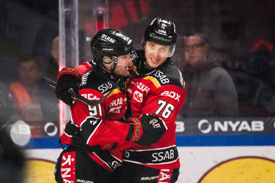 Luleås Brian O'neil och Anton Levtchi jublar