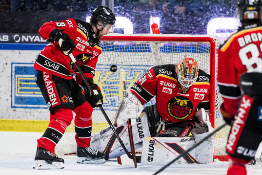 Luleås Pontus Själin och målvakt Joel Lassinantti