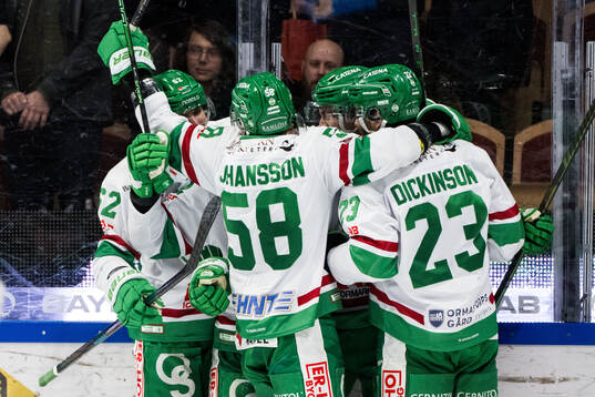Rögles Josh Dickinson jublar med lagkamrater