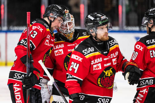 Luleås Eetu Koivistoinen och målvakt Joel Lassinantti