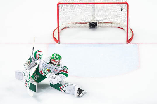 Luleås Jesper Sellgren (ej i bild) gör 2-0 bakom Rögles