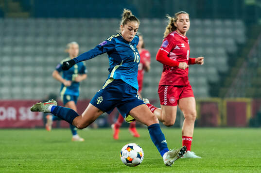 Filippa Angeldahl of Sweden and Emma Snerle of Denmark