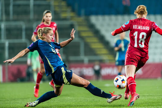 Hanna Lundkvist of Sweden and Sara Holmgaard of Denmark